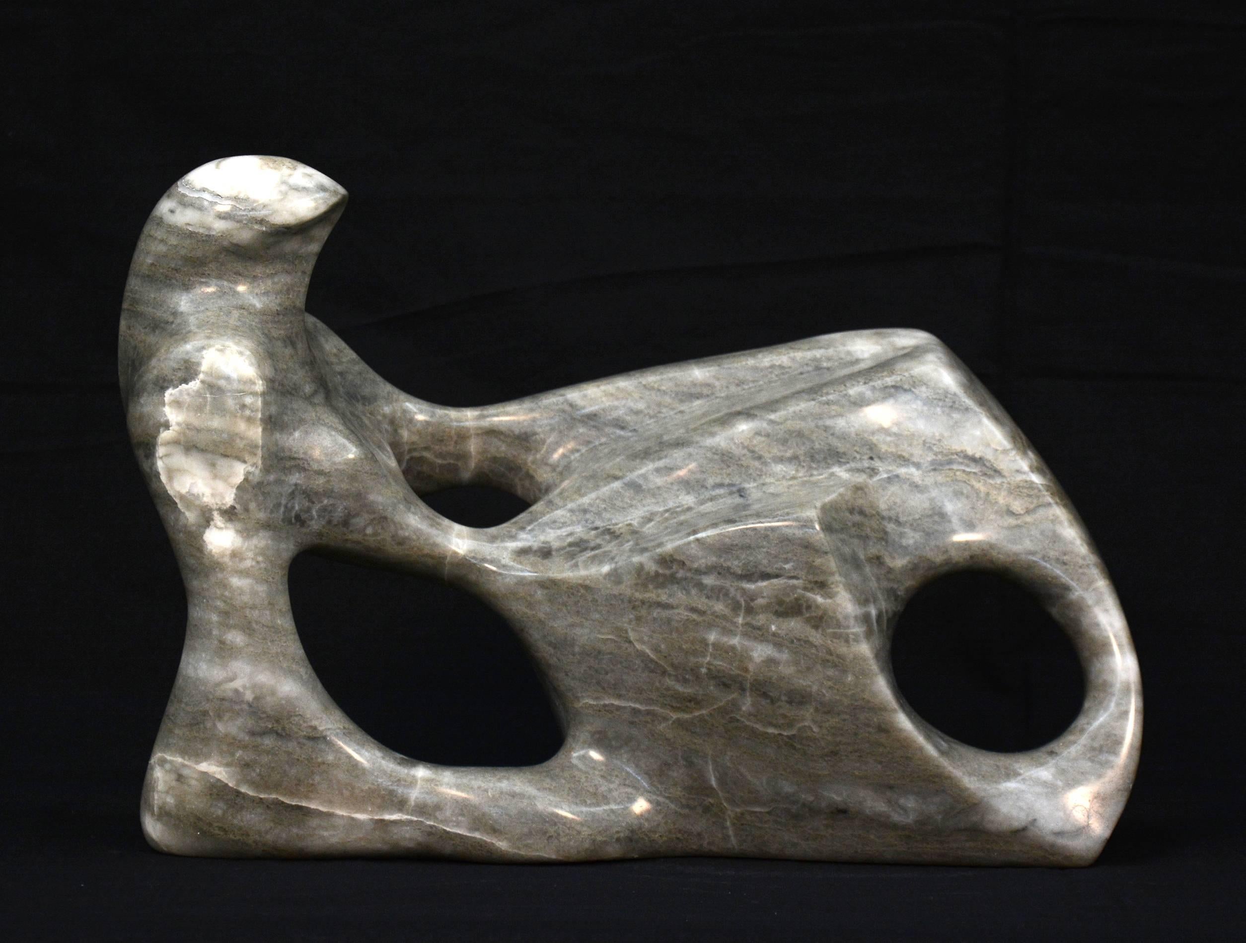 Jeremy Guy Figurative Sculpture – Liegende Figur aus Alabaster – glatt, Stein, figurativ, Tischskulptur