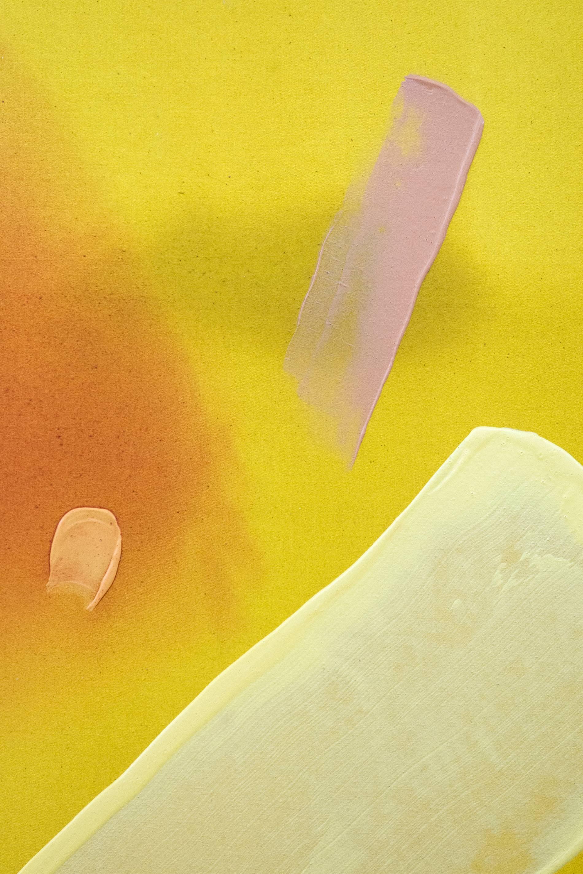 Pasajes de amarillo mantequilla, rosa y verde claro flotan sobre un fondo amarillo primavera lavado en este elegante cuadro abstracto de Milly Ristvedt. 

Milly Ristvedt (n. 1942, Kimberley, BC) MA, RCA, comenzó su carrera en Toronto en 1964 tras