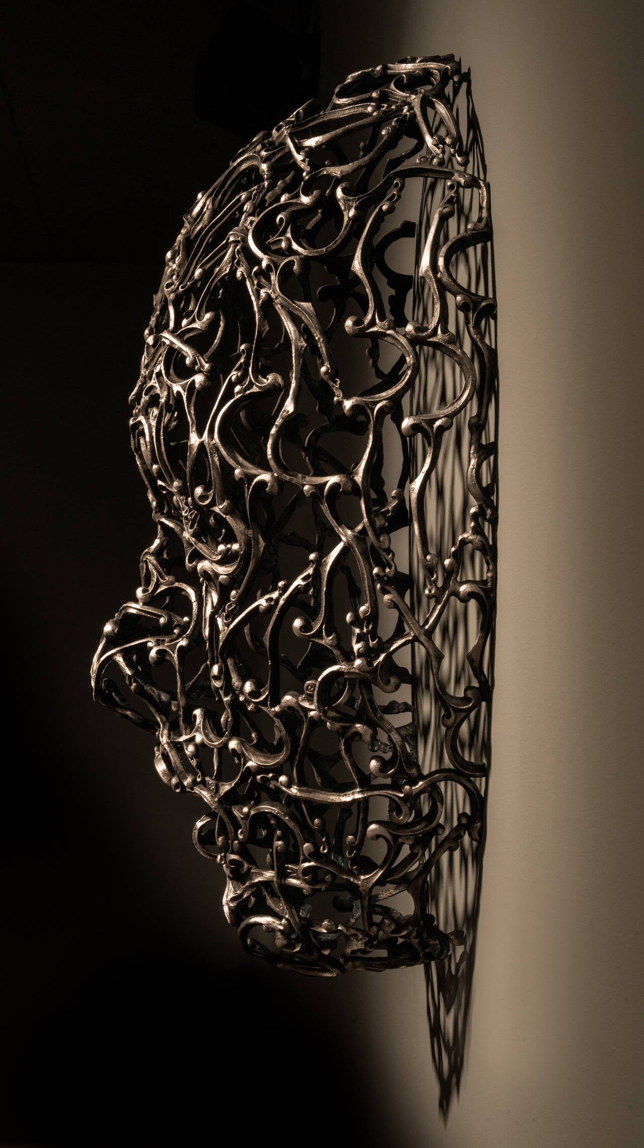 Schlangen und Buchstaben – figurative Wandskulptur aus Metall, gotische, Aluminium (Zeitgenössisch), Sculpture, von Dale Dunning