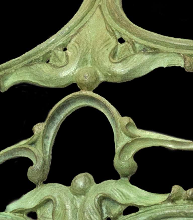 Das exquisite Detail von antikem, handgeschnitztem Holz wurde in dieser faszinierenden Skulptur von Dale Dunning als Maske neu interpretiert. Der kanadische Künstler verwendet häufig gefundene Gegenstände wieder - diese Maske wurde aus Teilen, die
