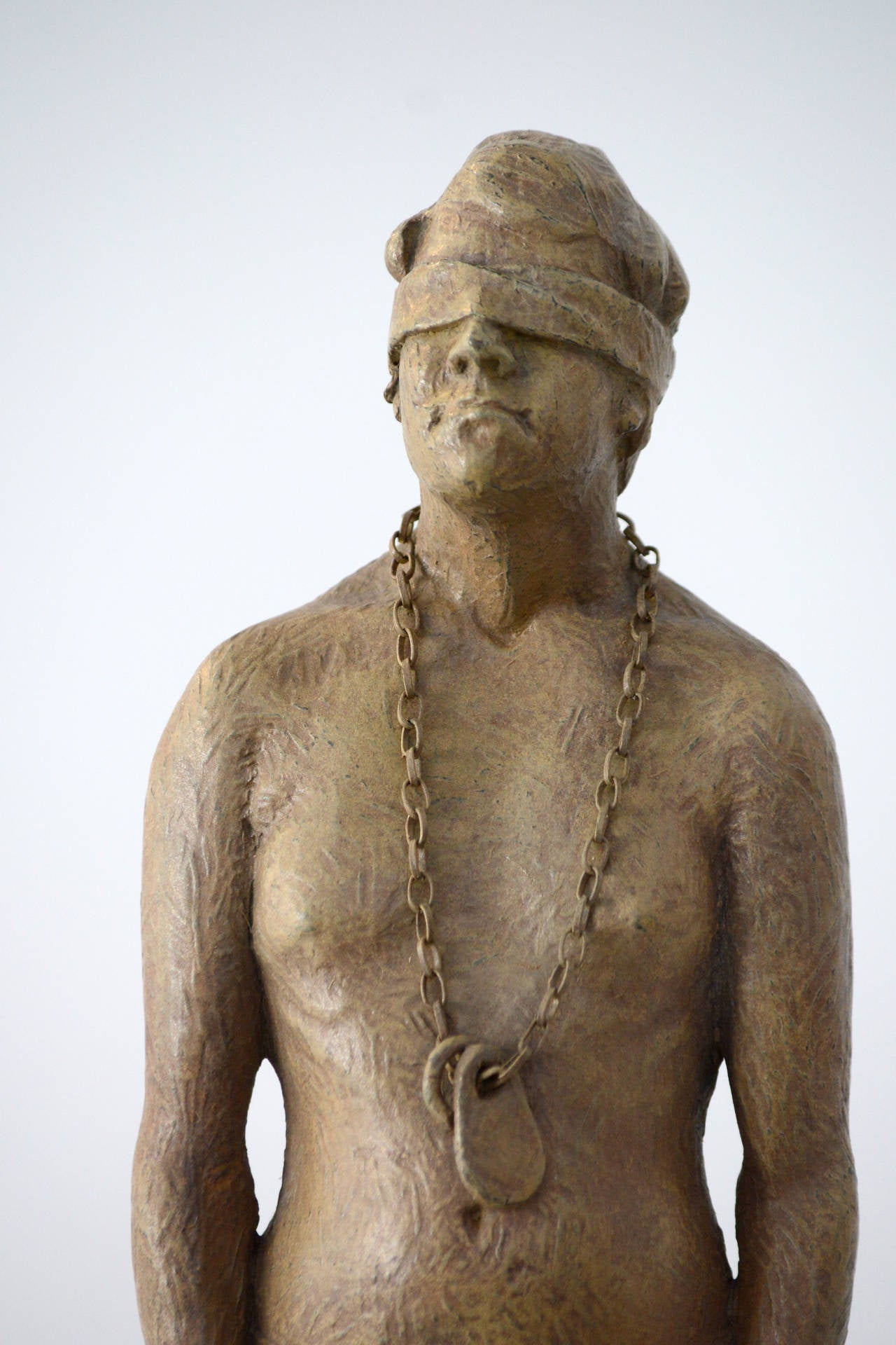 
SELF ist eine fesselnde und mehrdeutige Bronzeskulptur dieses talentierten jungen kanadischen Bildhauers.

(*1989, Kingston, ON) Nicholas Crombach absolvierte den Studiengang für Bildhauerei und Installation an der OCAD University. Seine
