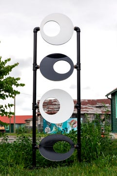 „Discus“ – interaktive Skulptur aus schwarz-weiß lackiertem Stahl für den Außenbereich