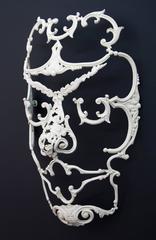 Shiro Koi AP - weiß, rustikal, barock, Gesicht, figurativ, Bronze Wandskulptur