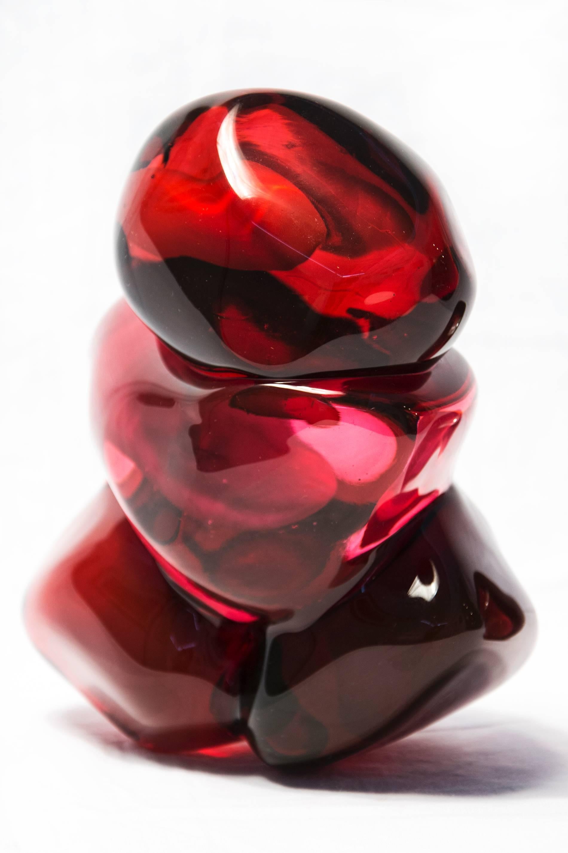 Sculpture de nature morte en verre rouge « Four Pomegranate Seeds Plus One », petite et brillante en vente 1