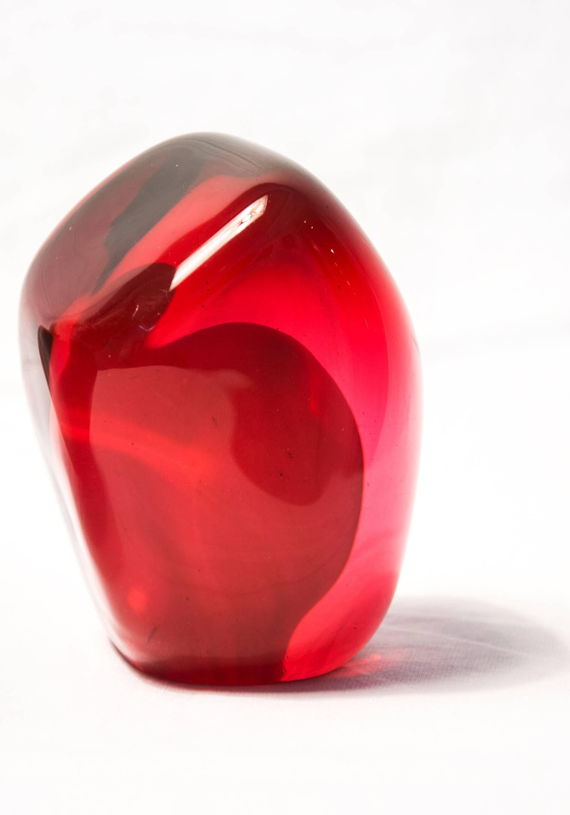 Sculpture de nature morte en verre rouge « Four Pomegranate Seeds Plus One », petite et brillante en vente 2