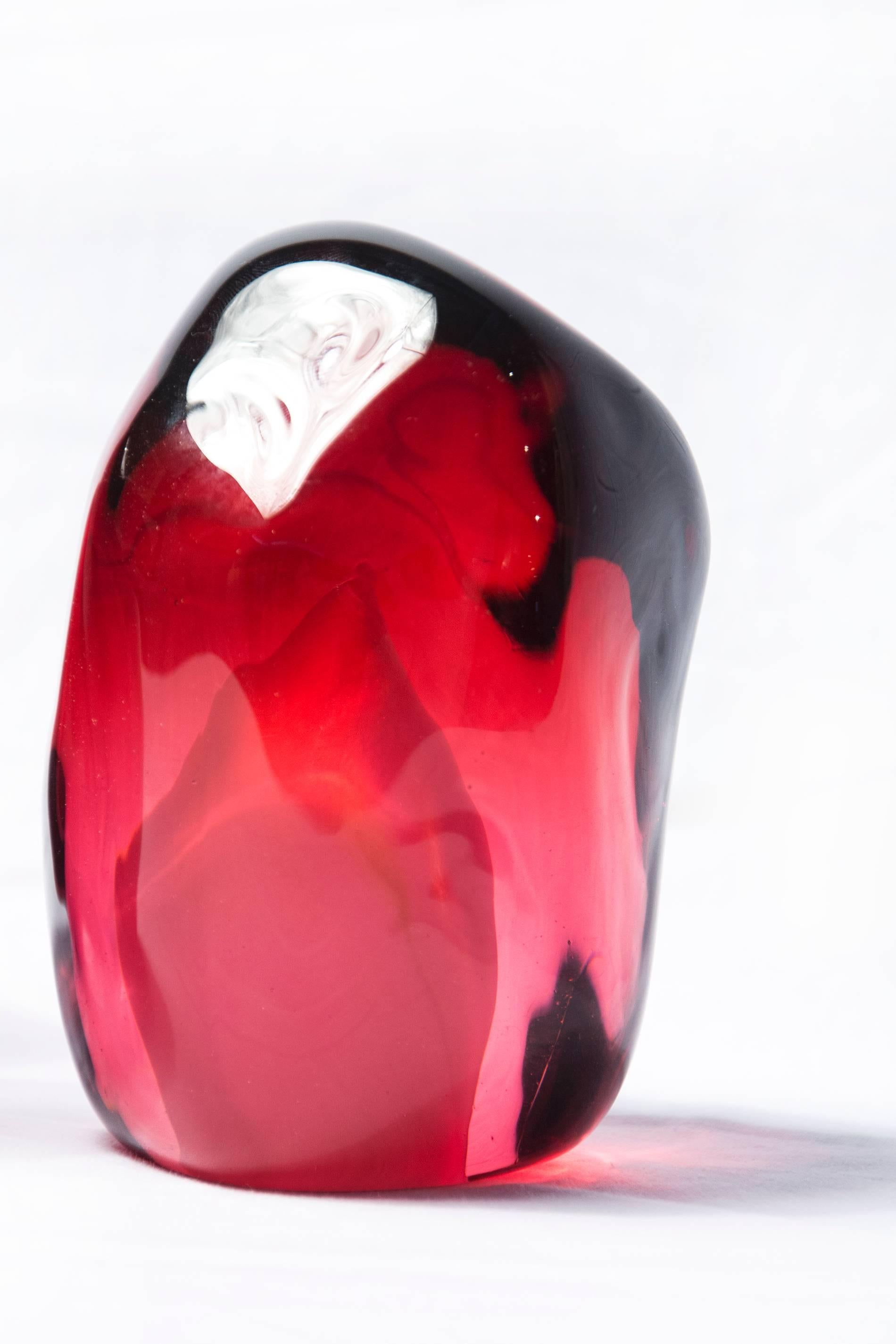 From the Earth : Emergence II - rouge, grenade, verre, sculpture de nature morte - Contemporain Sculpture par Catherine Vamvakas Lay