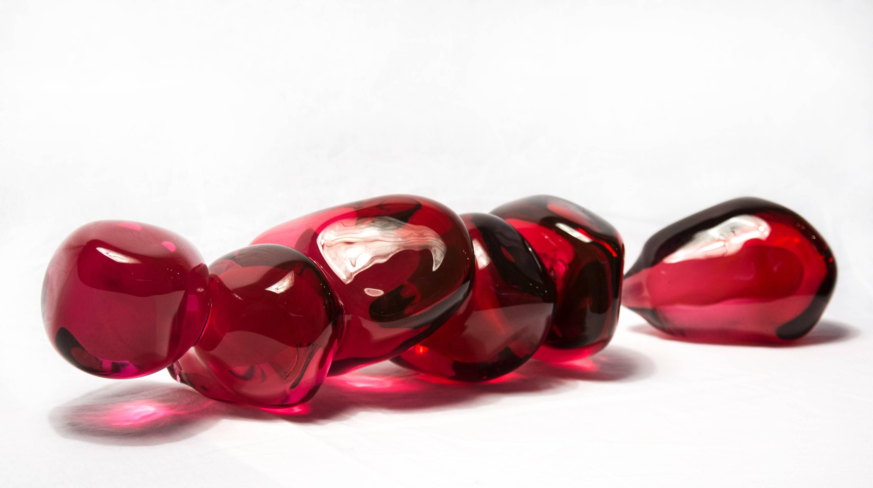 Persephone's Six Seeds - leuchtend, rot, Granatapfel, Glas, Stilllebenskulptur (Zeitgenössisch), Sculpture, von Catherine Vamvakas Lay