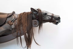 End of the Chase (version foncée) 1 de 6 - sculpture figurative en résine et bois