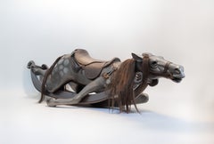 End of the Chase (version foncée) 1 de 6 - sculpture figurative en résine et bois