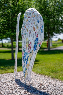 „Skyward Whisper“: Skulptur aus handbemalten Federn, 77" hoch