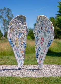 „Skyward Whisper“: Skulptur aus handbemalten Federn, 77" hoch