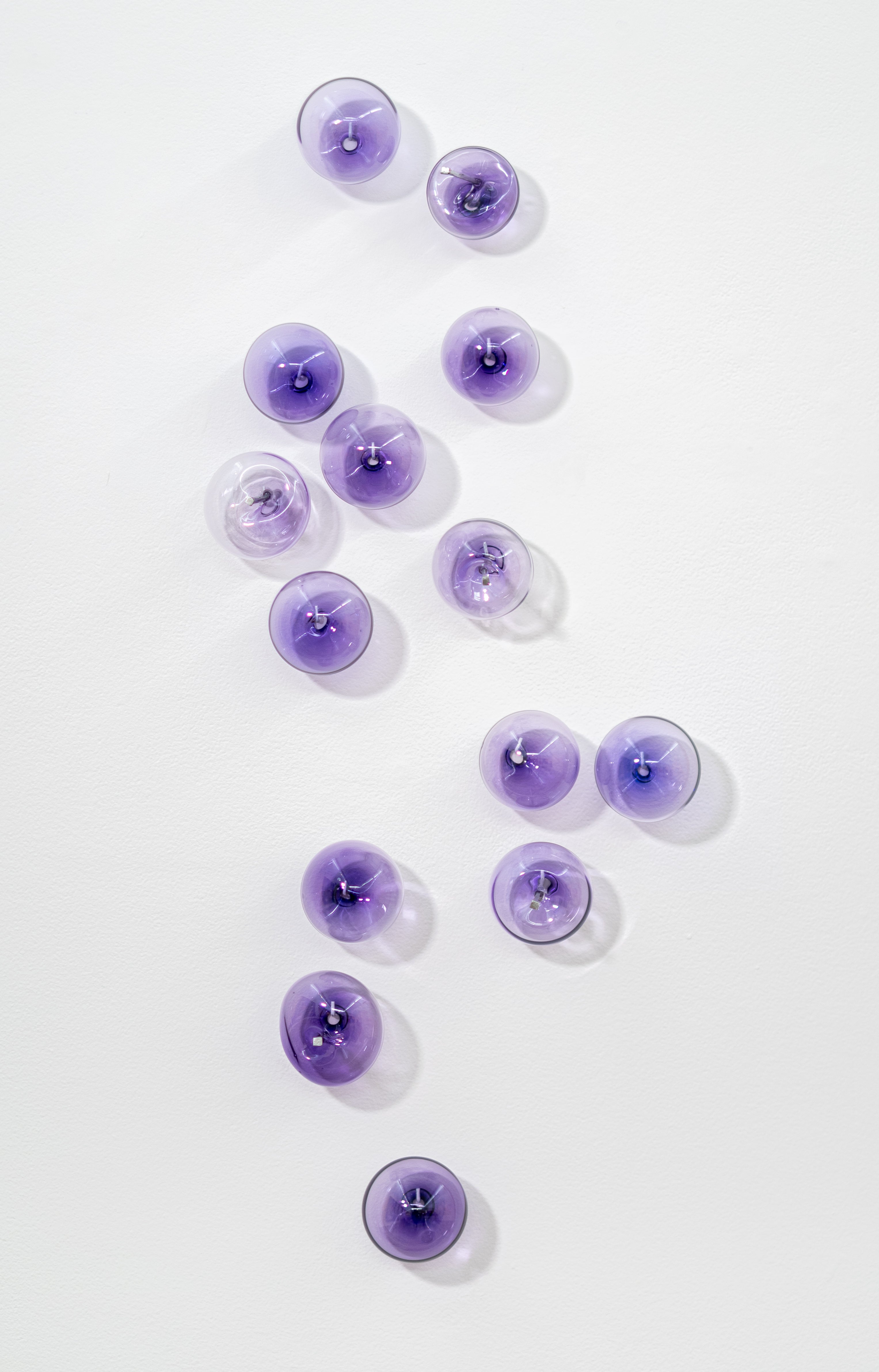 Abstract Sculpture Cheryl Wilson Smith - Ne les laissez pas vous gâcher la fête : Purple 31425 : sculpture murale en verre