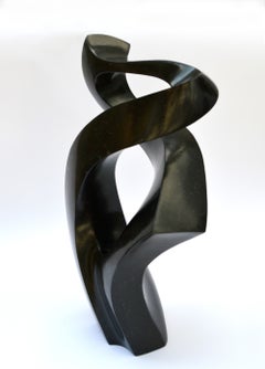 Embrace 5/50 - scultura in granito nero: scura, liscia, levigata, astratta