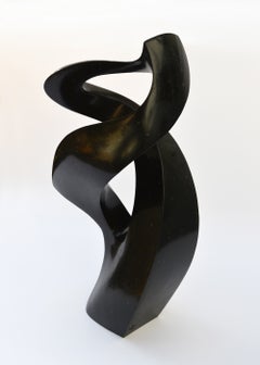 Embrace 5/50 - scultura in granito nero: scura, liscia, levigata, astratta