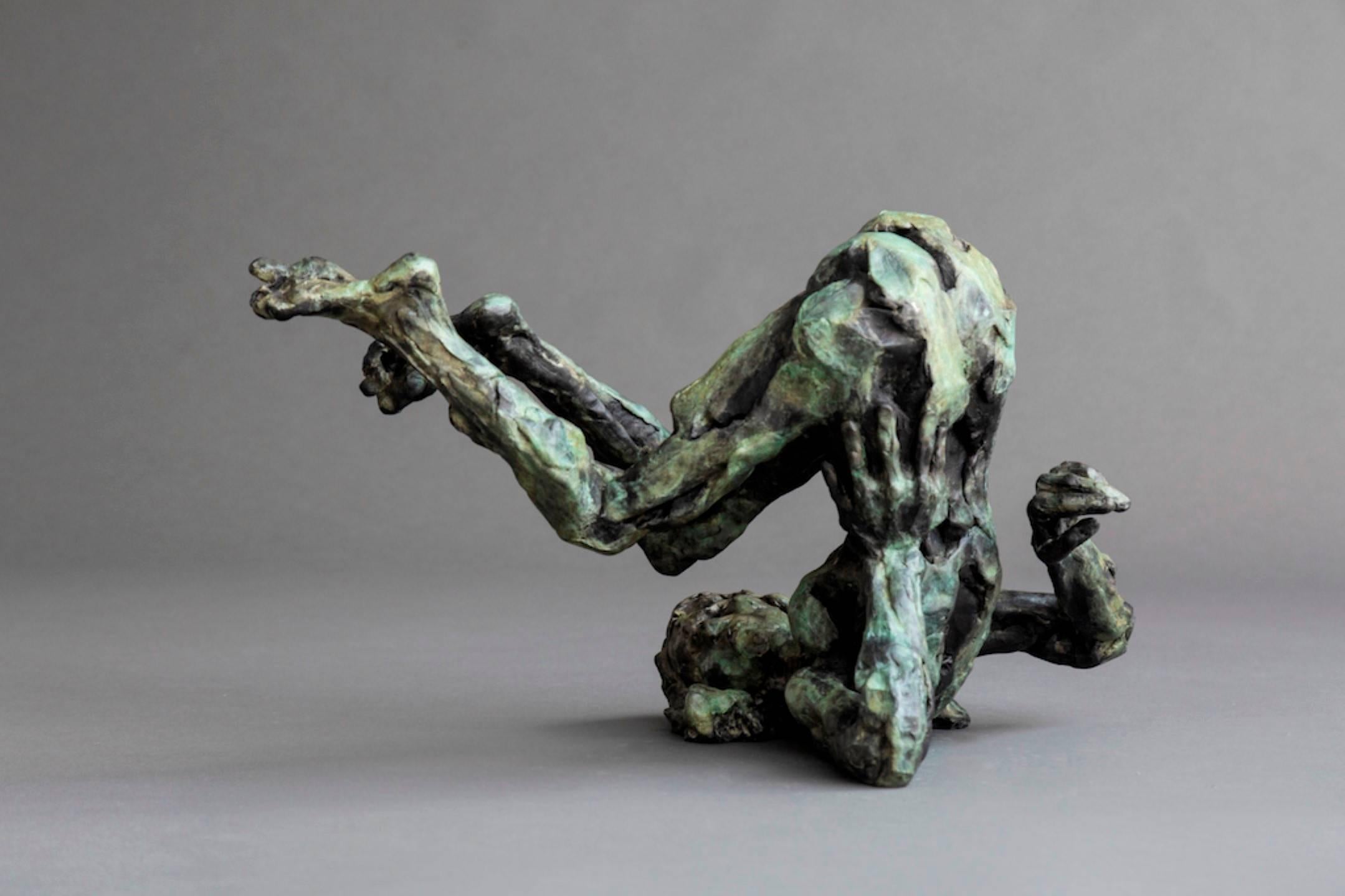 Somersault - Sans titre n° 50 1/8 - statuette de femme nue en bronze patiné - Contemporain Sculpture par Richard Tosczak