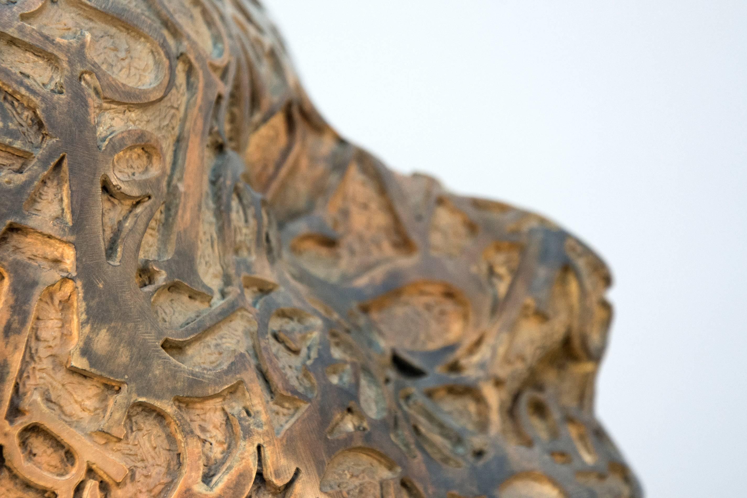 Calligraphie – abstrakte, wiederverwendetes Metall, gotische, figurative Bronzeskulptur aus Bronze im Angebot 1