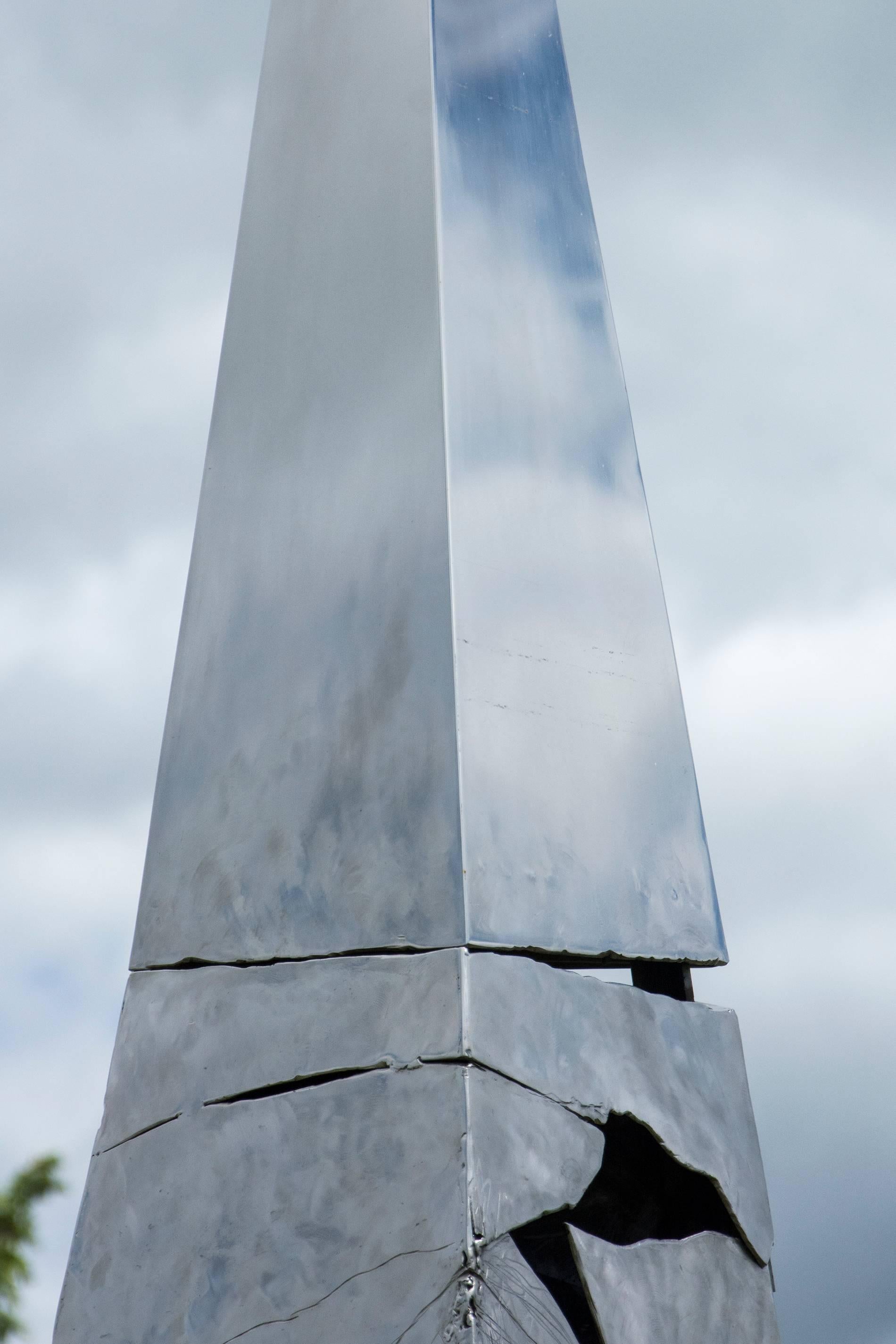 Pyramid of Reflection – hohe:: dreieckige Außenskulptur aus Edelstahl (Abstrakt), Sculpture, von Wojtek Biczysko