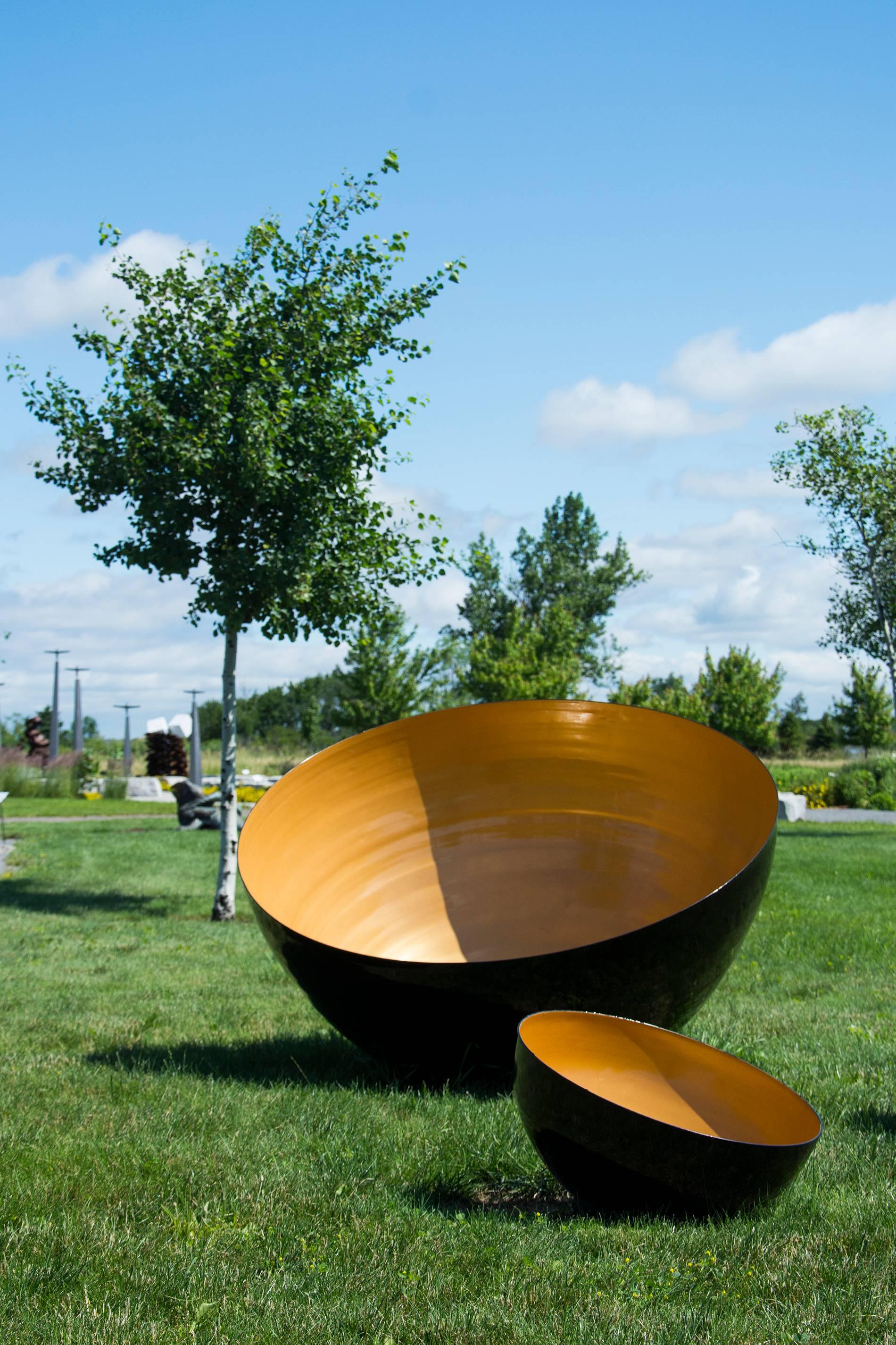 Bol chantant mercuré - sculpture de jardin méditative en acier inoxydable, dorée et noire - Vert Still-Life Sculpture par Marlene Hilton Moore