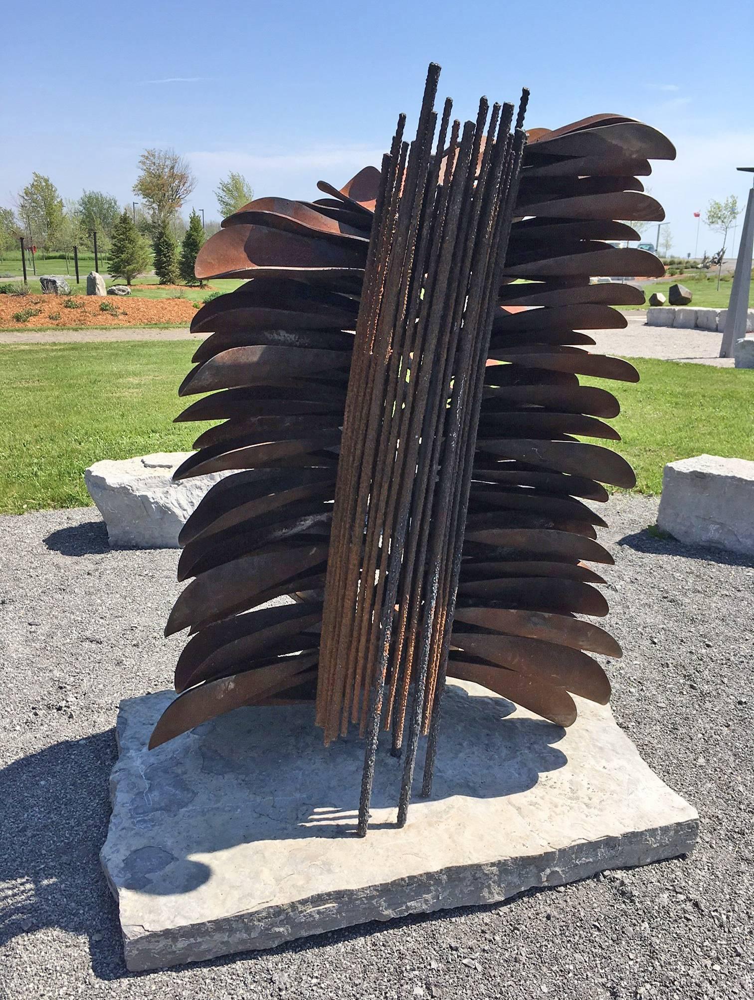 Segmento - Cono de fuego - gran escultura de exterior de acero corten inspirada en la naturaleza en venta 1