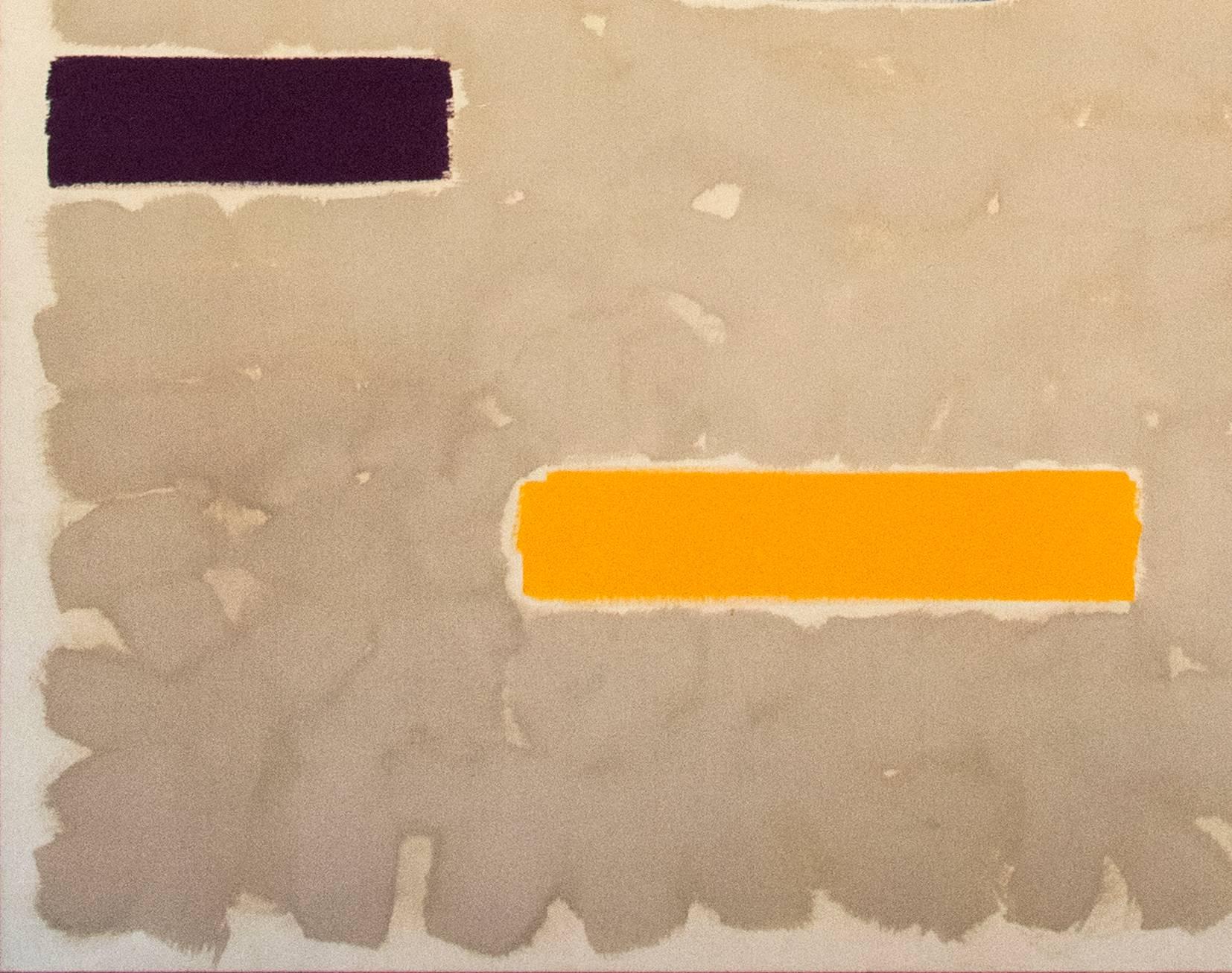 Horizontale Balken in Blau, Kastanienbraun, Kirschrot, Rosa, Zitronengelb, verbranntem Orange und Grün kommunizieren auf einem durchtränkten sandfarbenen Grund in den beiden Tafeln, die dieses 9 Fuß große quadratische Acryl-Diptychon auf Leinwand