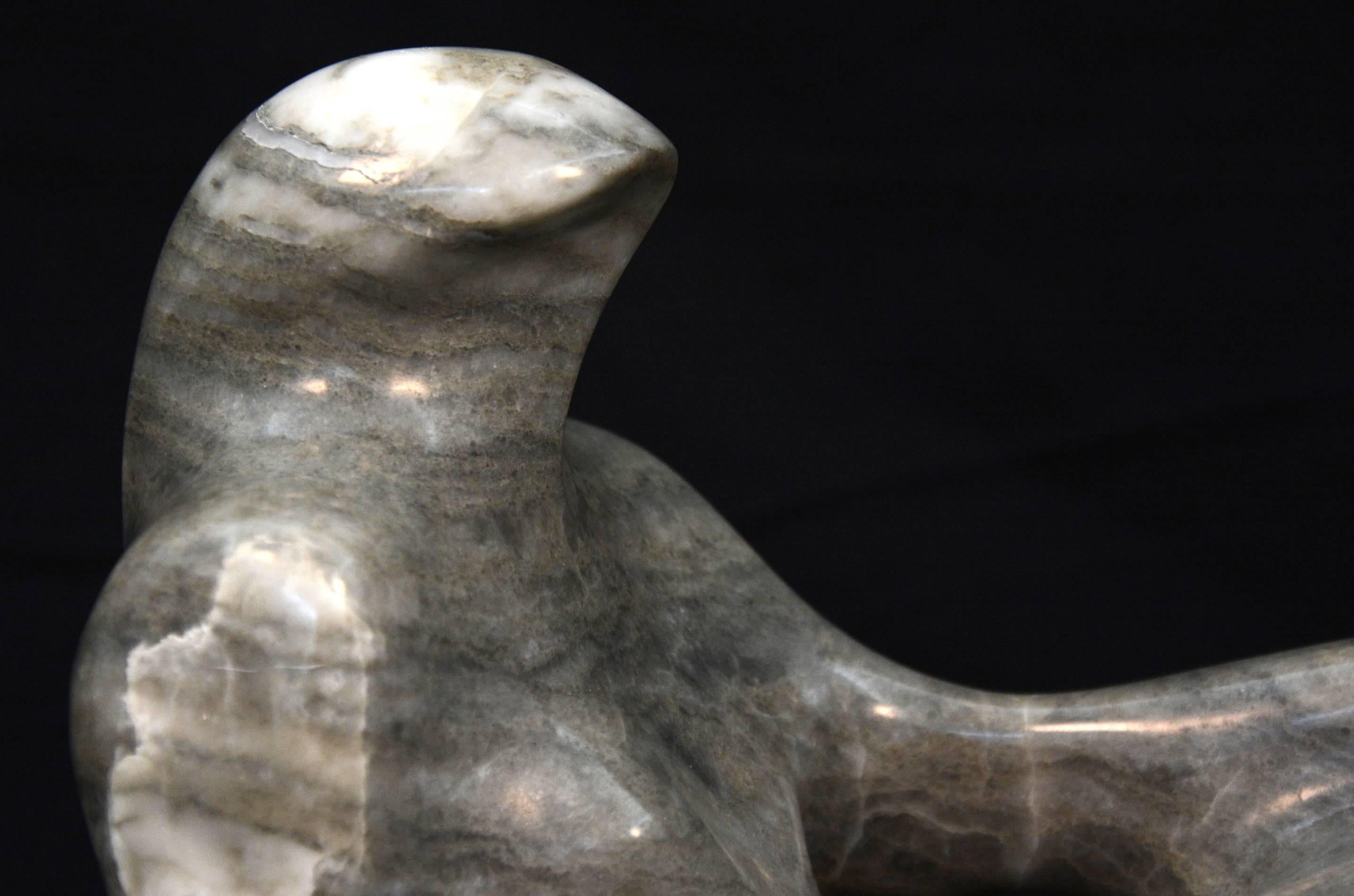 Aus einem einzigen Stück Silberwolken-Alabaster hat der Künstler eine poetische und moderne Darstellung einer liegenden Figur geschnitzt. Die Komposition von Negativ- und Positivräumen verändert sich, wenn sich der Betrachter und das Licht um das