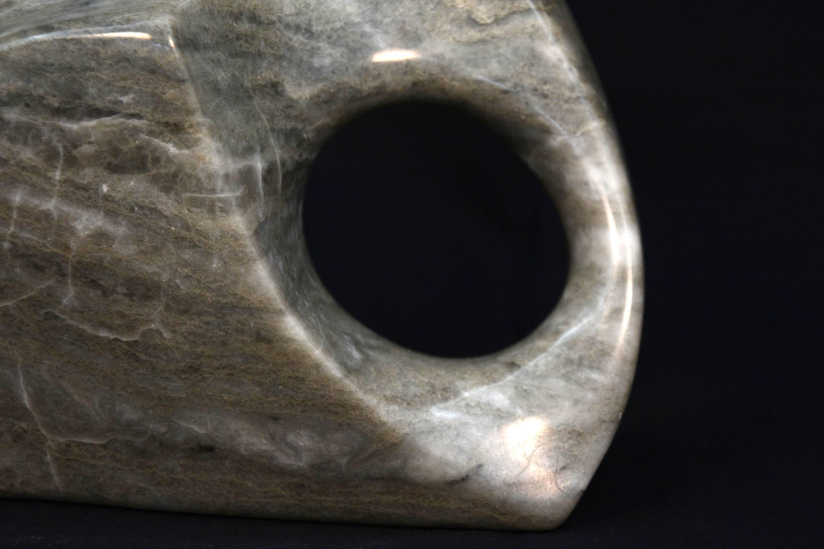 Figura reclinada Alabastro - escultura lisa, de piedra, figurativa, de sobremesa en venta 1