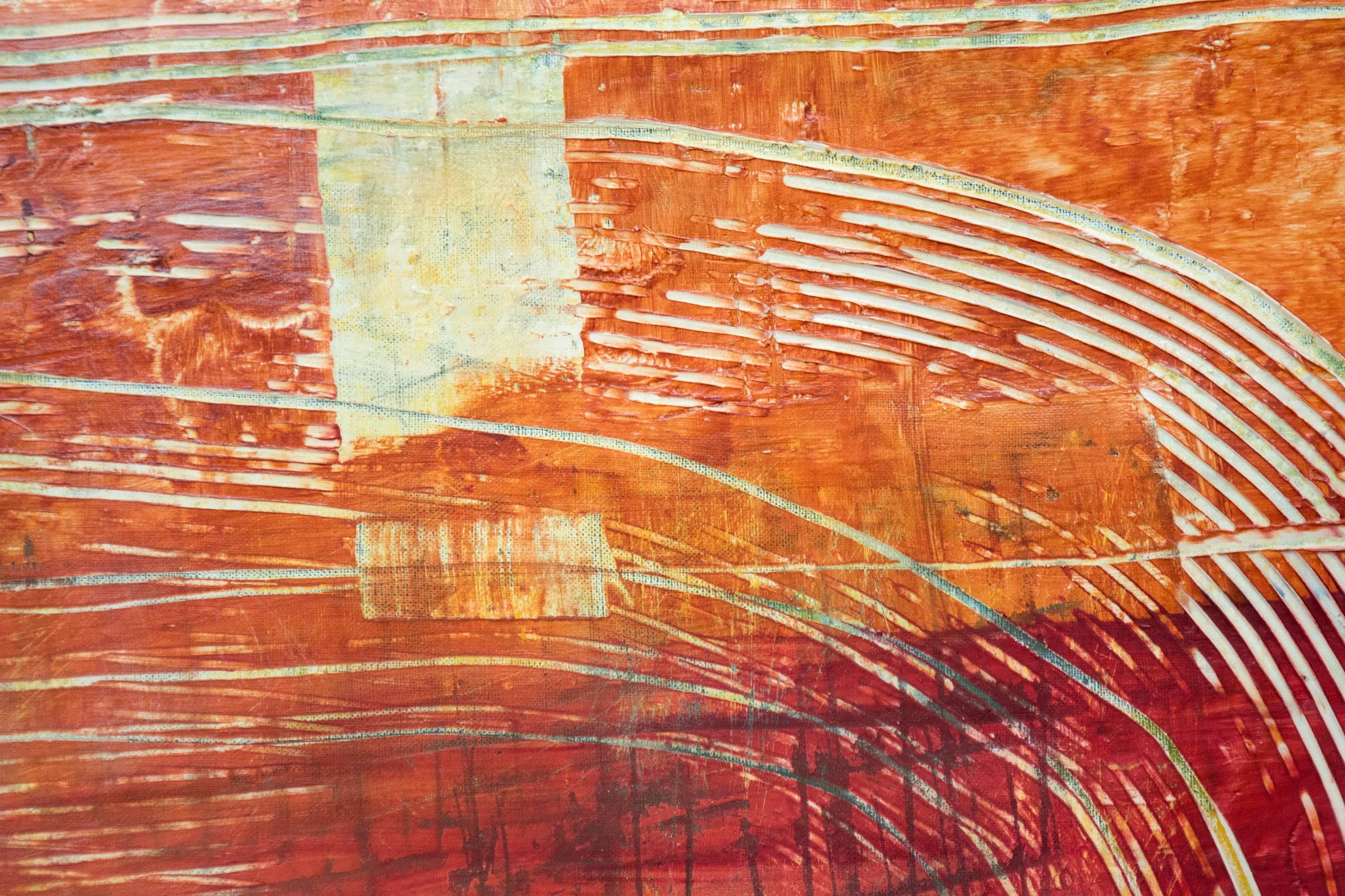 Kräftige Streifen, die durch karminroten und orangefarbenen, dicken und stellenweise leicht rissigen Putz gekämmt werden, bilden eine dynamische und ausgewogene Komposition in diesem Gemälde von Jutta Naim. Die geprägte und brünierte Oberfläche