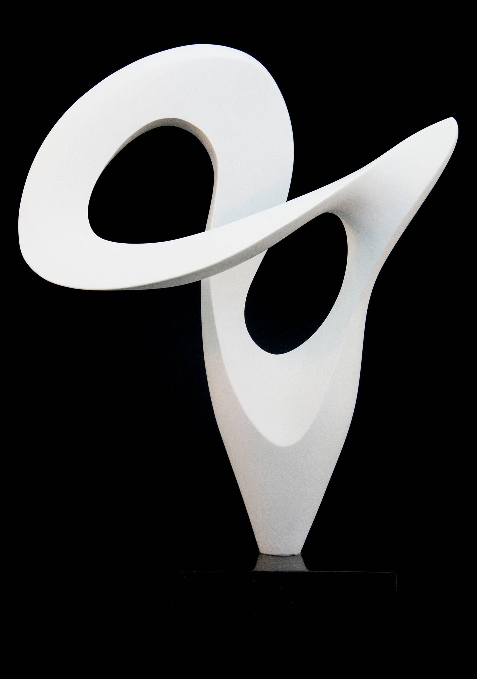 Pirouette White 5/50 - sculpture abstraite et polie en marbre blanc - Sculpture de Jeremy Guy