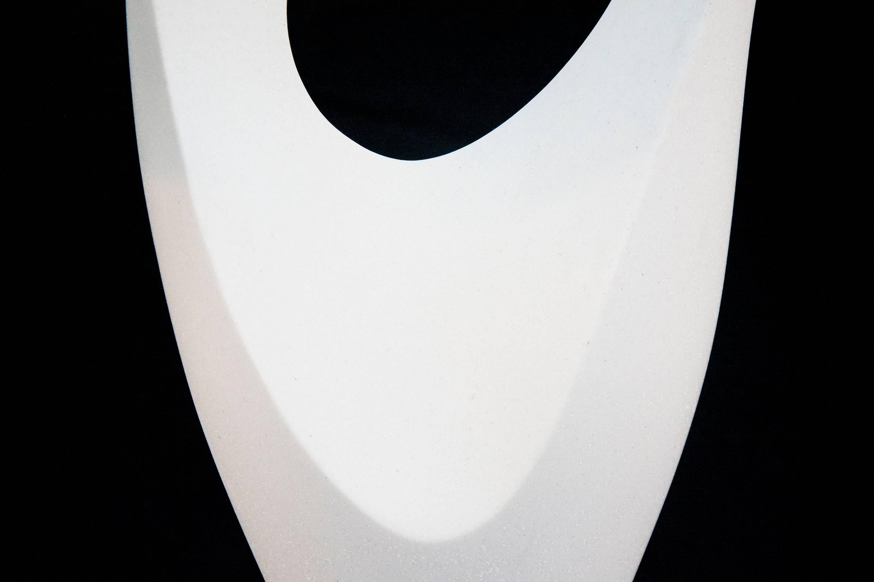 Pirouette Weiß 5/50 - Skulptur aus poliertem, abstraktem, konstruiertem weißem Marmor (Schwarz), Abstract Sculpture, von Jeremy Guy