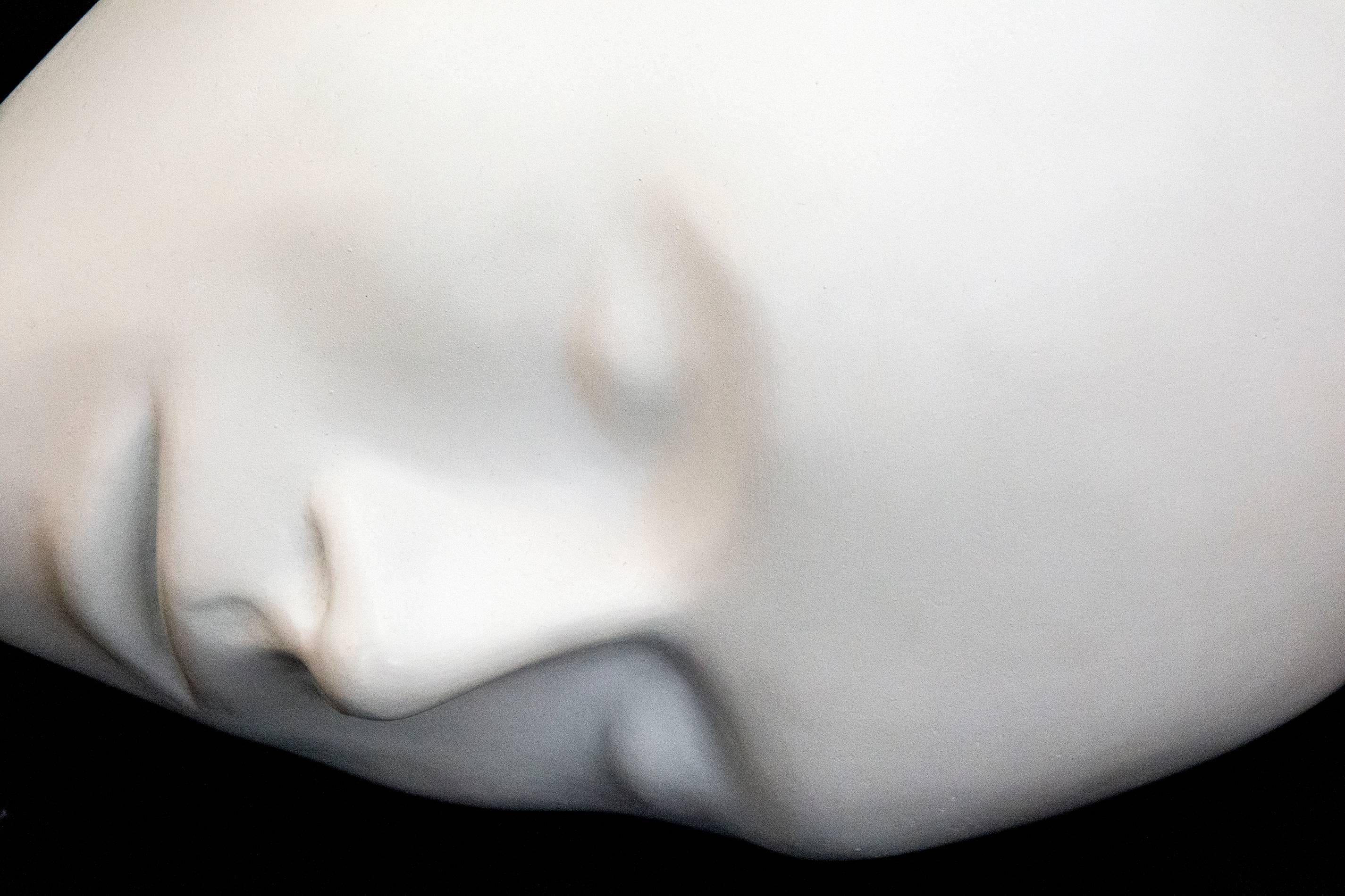 Nube 1/7 - escultura de bronce lacado blanco, suave, lisa, tranquilizadora, rostro humano - Sculpture Contemporáneo de Dale Dunning