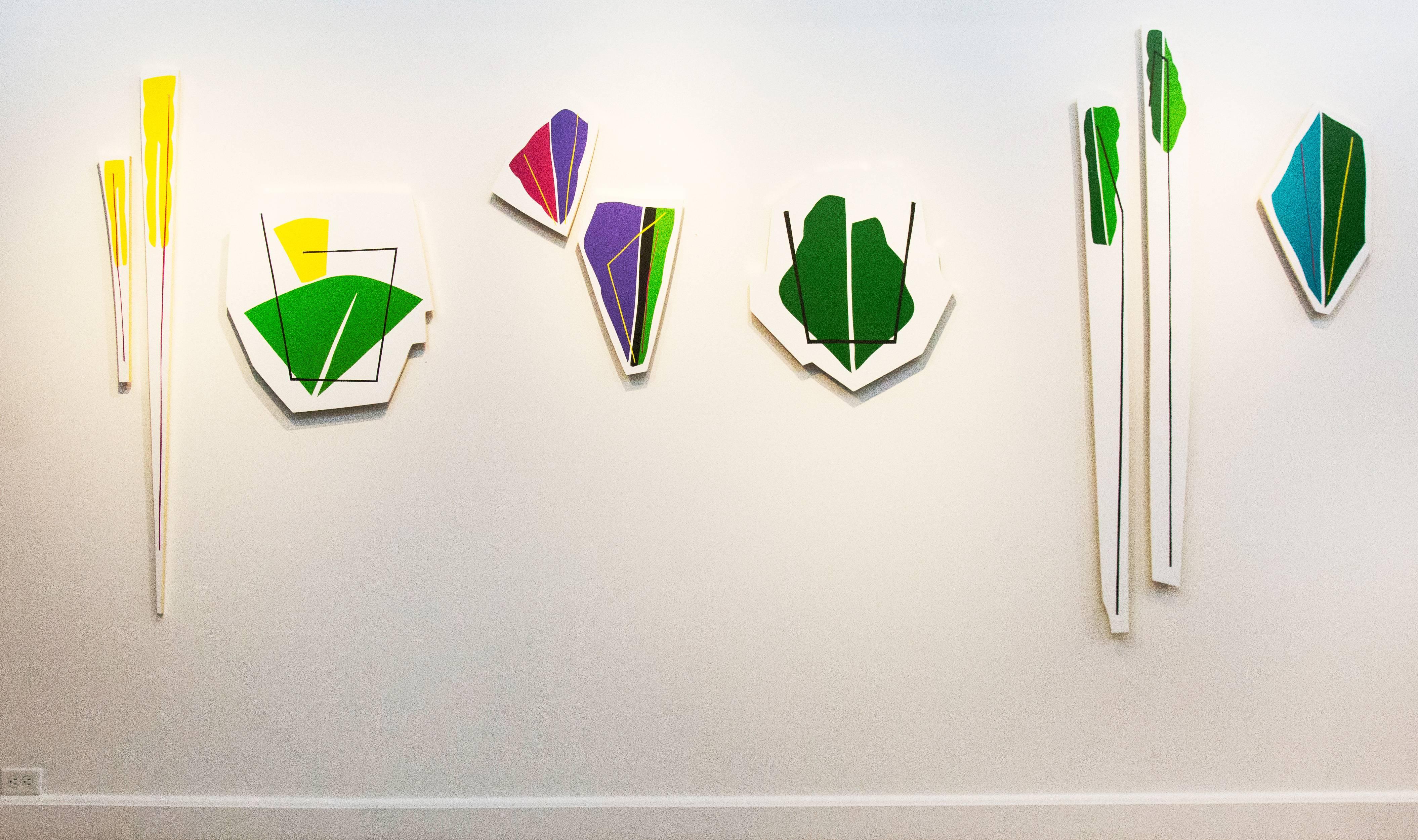 Aron Hill ama giocare con il colore e la forma per creare dipinti divertenti e contemporanei. Questa fa parte di una serie in cui Hill utilizza due pannelli sagomati in bianco come sfondo a forme organiche colorate rese in viola, nero, verde lime e