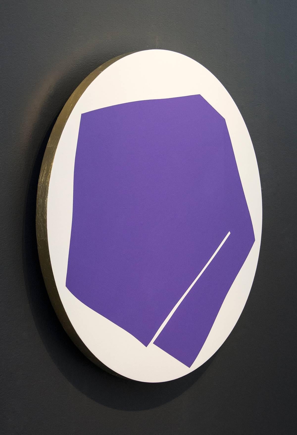 Violet rond avec 1 ligne - bord coloré en feuille d'or, acrylique tondo sur panneau - Abstrait Painting par Aron Hill