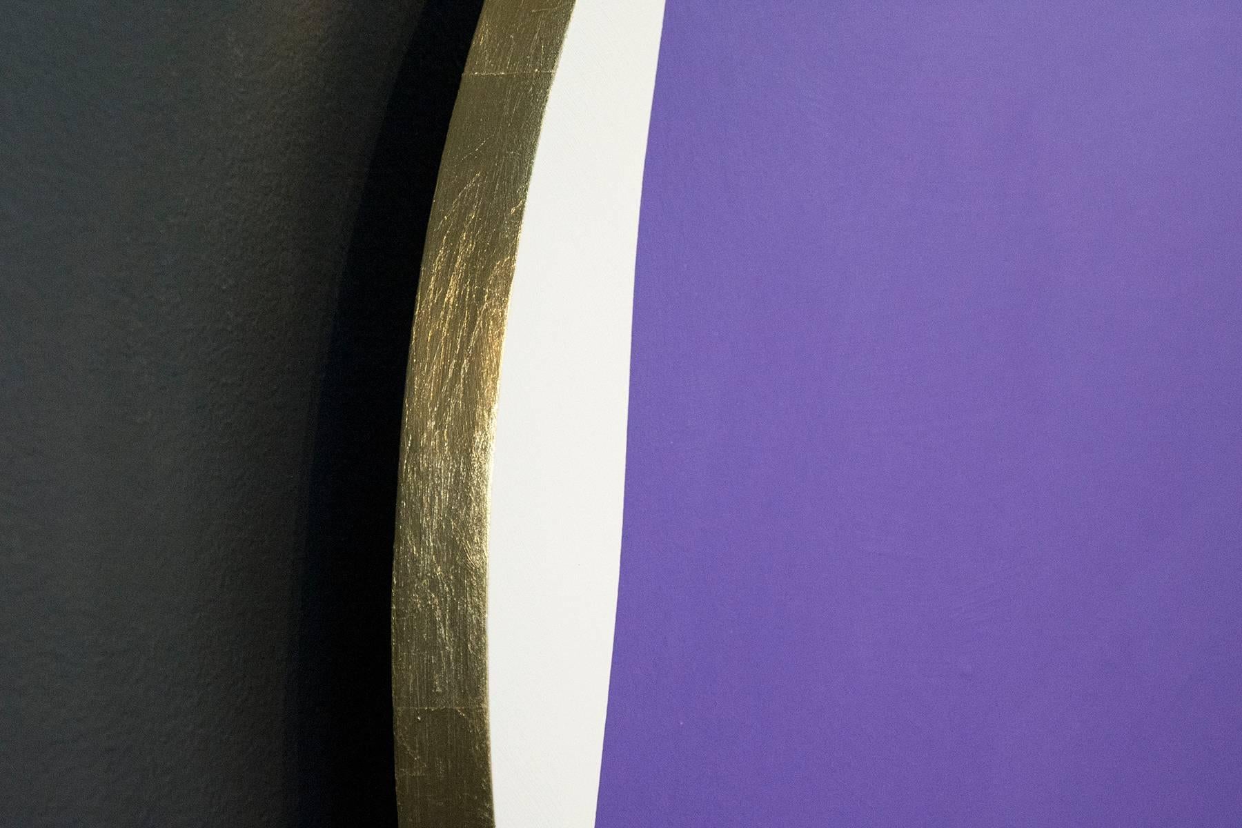 Dans cette œuvre dynamique d'Aron Hill, une forme géométrique d'un violet profond est posée sur un tondo (cercle) blanc.  encadré par une toile noire. Le panneau rond est entouré d'une feuille d'or qui crée un halo autour du tableau. Rappelant