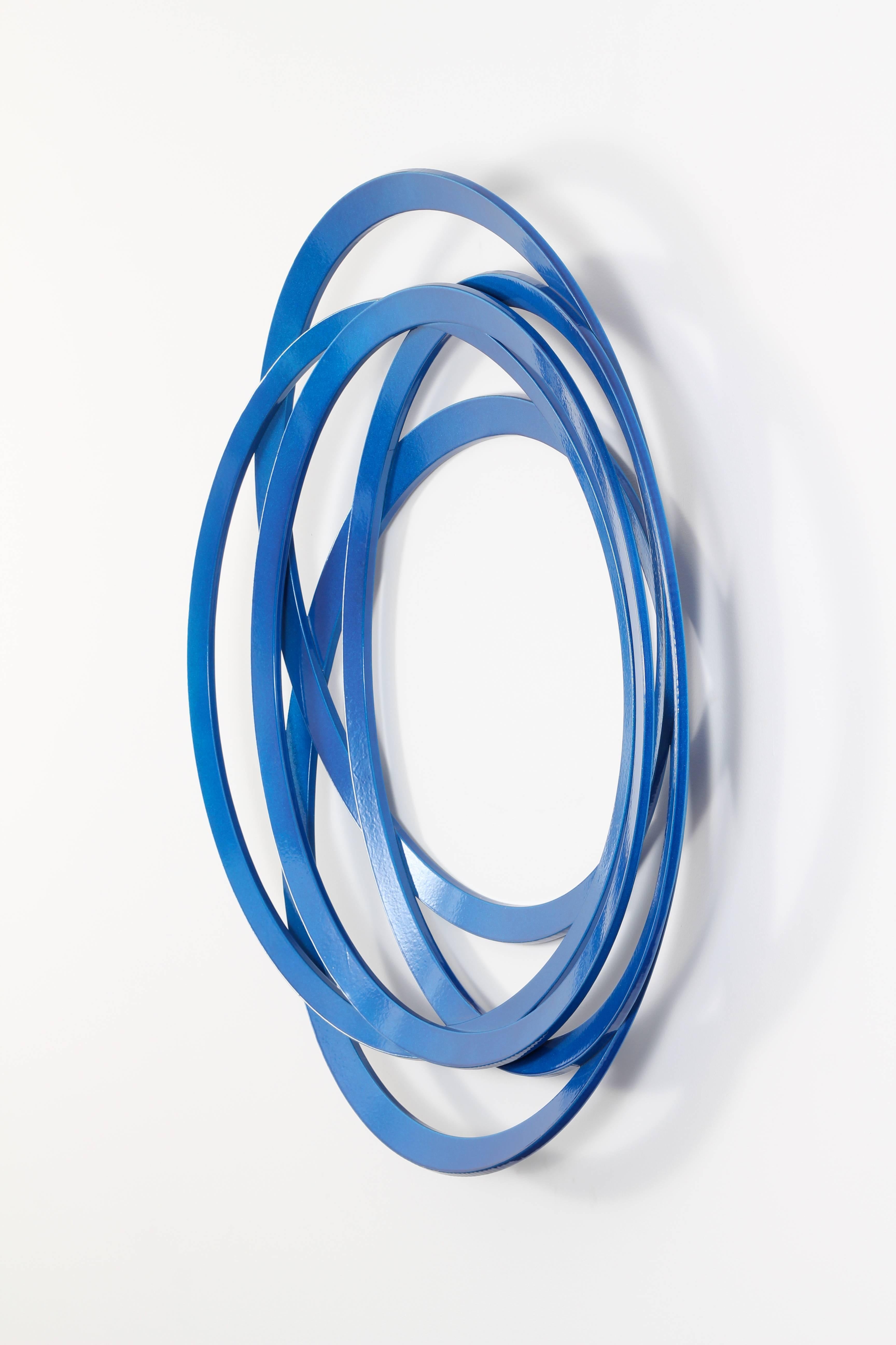 Erratische Farben Bonbonblau - Kreise, Stahl, geometrische abstrakte Wandskulptur – Sculpture von Shayne Dark