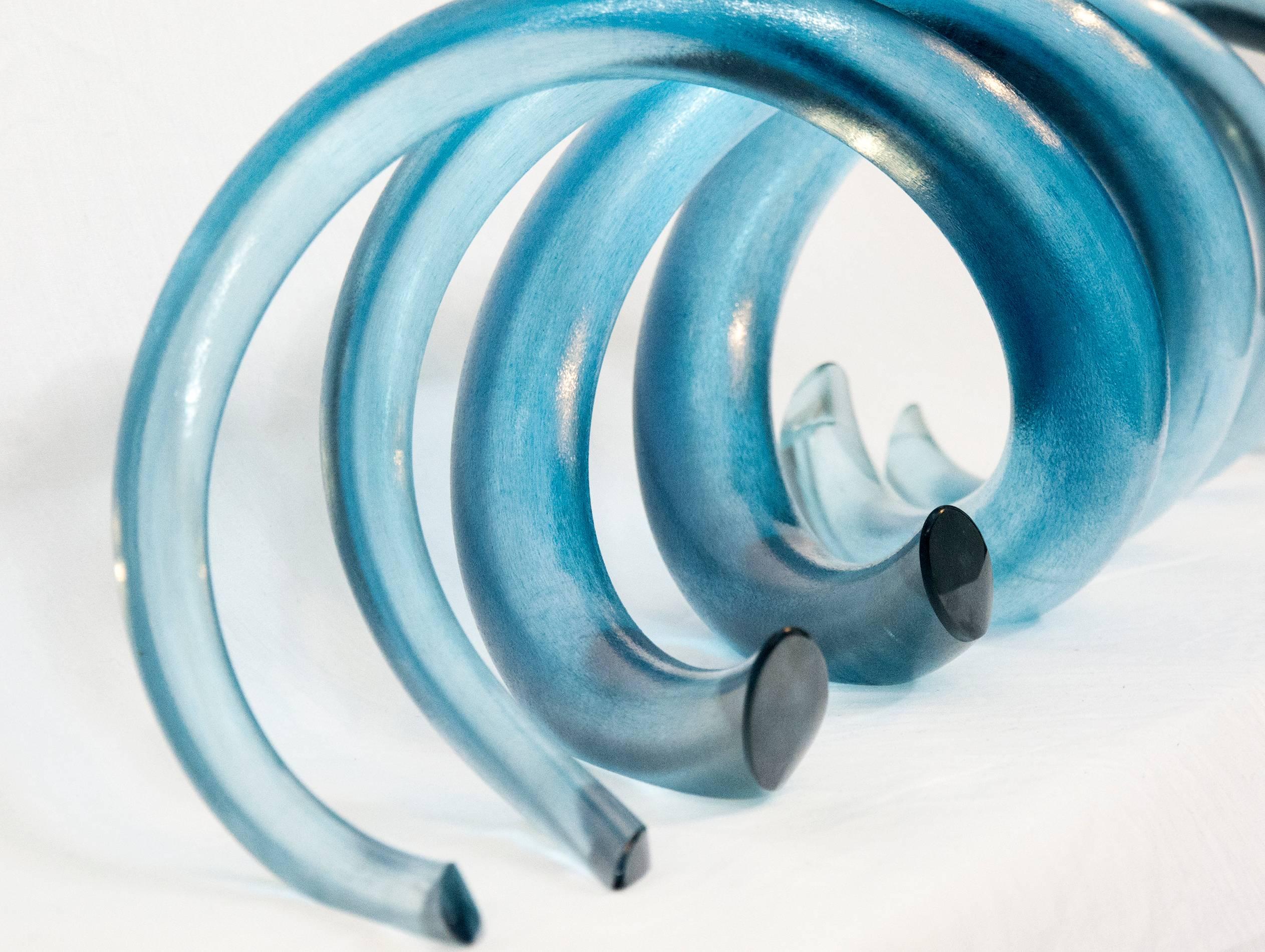 Le vent de l'Est - bleu, translucide, fluide, verre, sculpture de table entrecroisée - Sculpture de John Paul Robinson