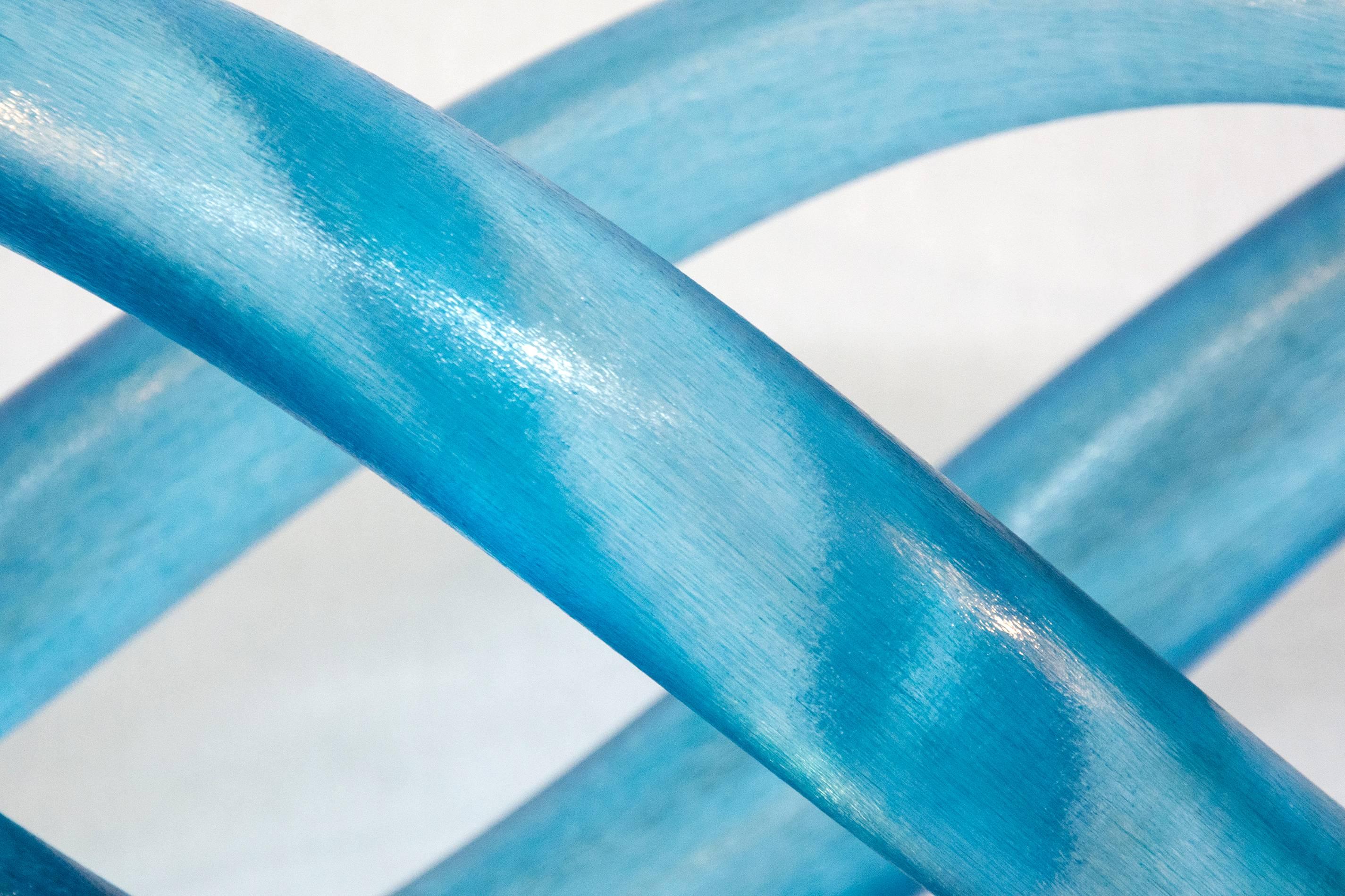Le vent de l'Est - bleu, translucide, fluide, verre, sculpture de table entrecroisée en vente 5