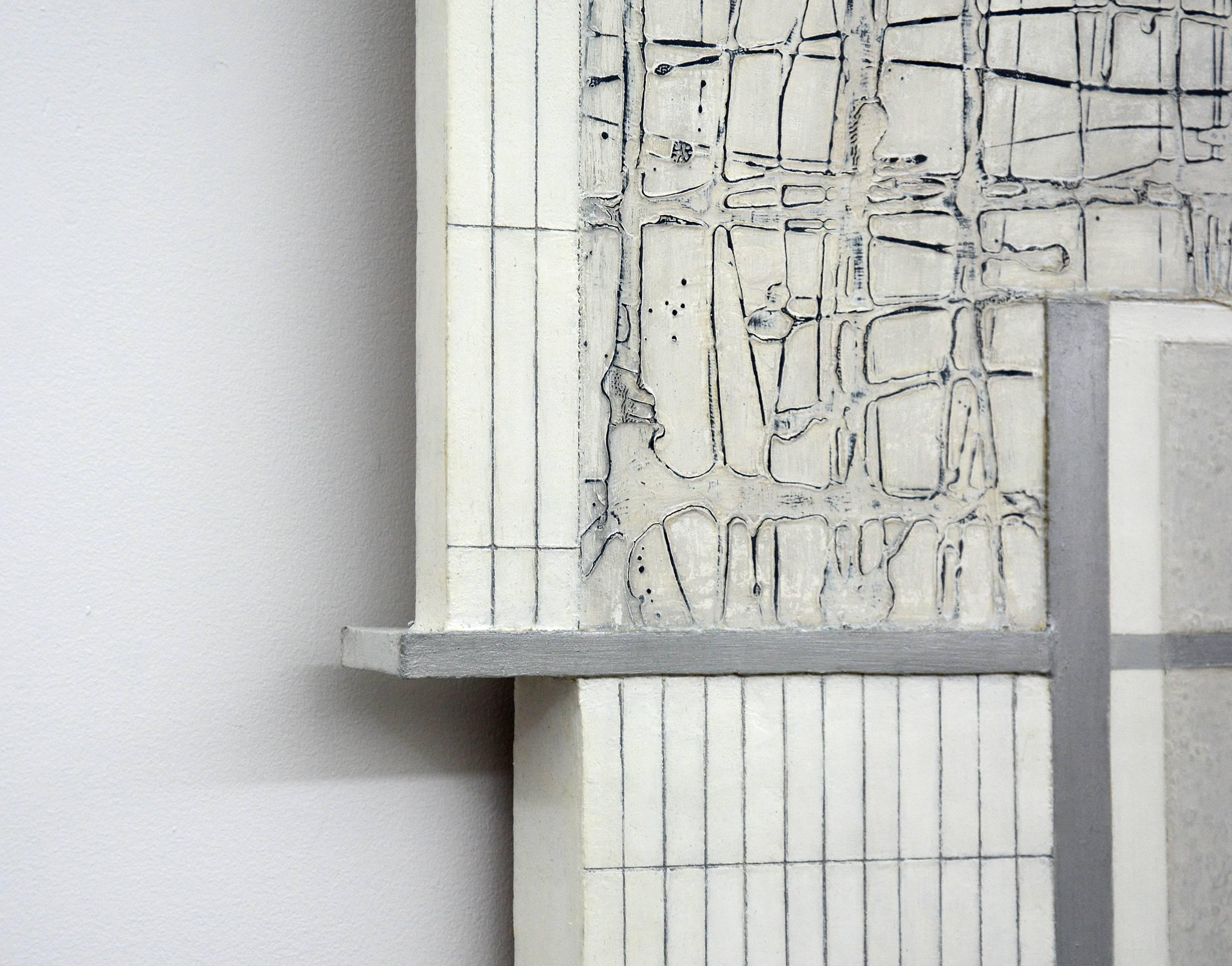 Interweave - Weiß, Grau, Silber, abstrakt, dreidimensional, Wandskulptur (Zeitgenössisch), Painting, von Lucy Maki