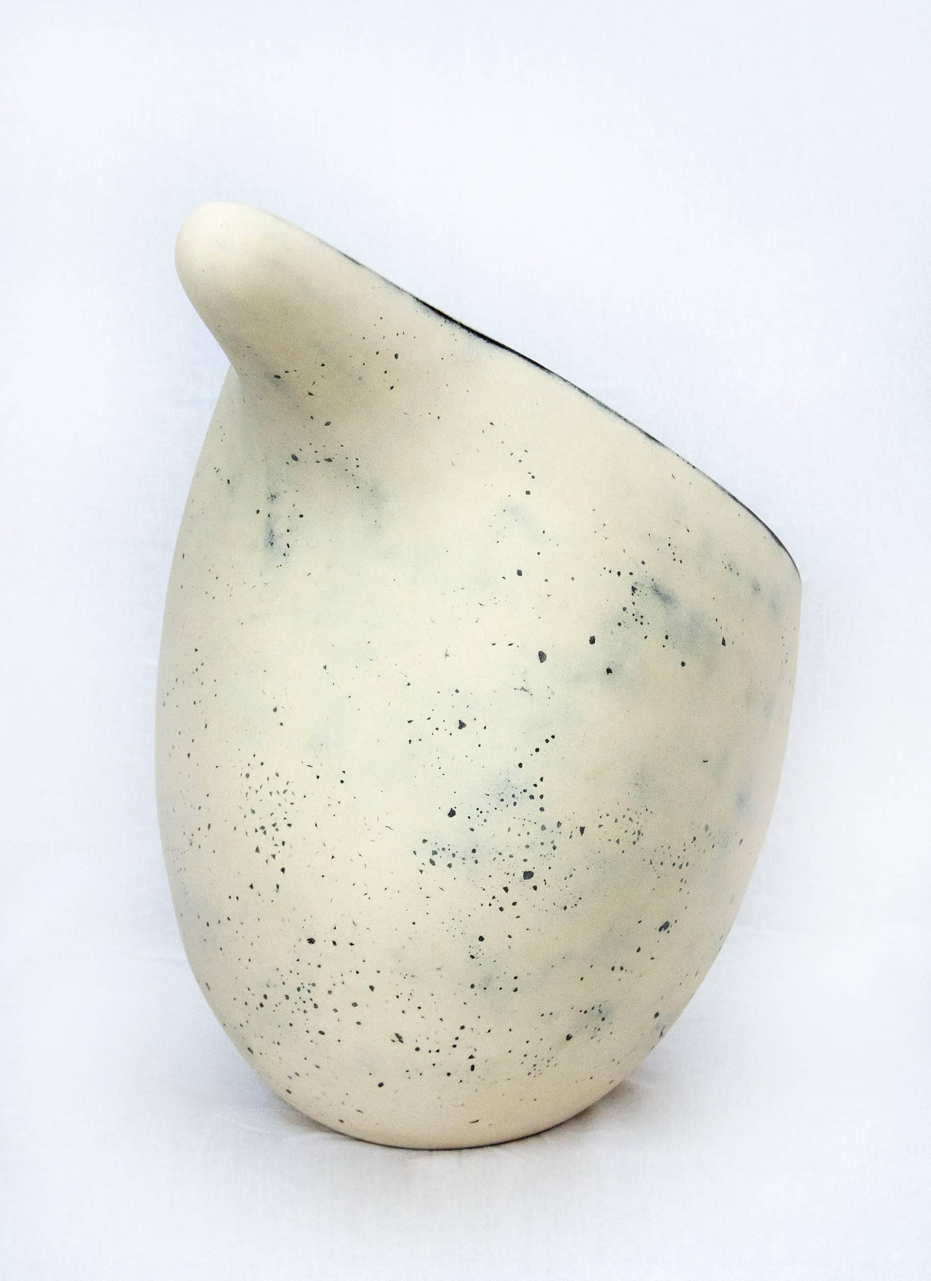 Terra Alba - cremeweißes, von der Natur inspiriertes, tropfenförmiges Keramikgefäß (Beige), Abstract Sculpture, von Steven Heinemann