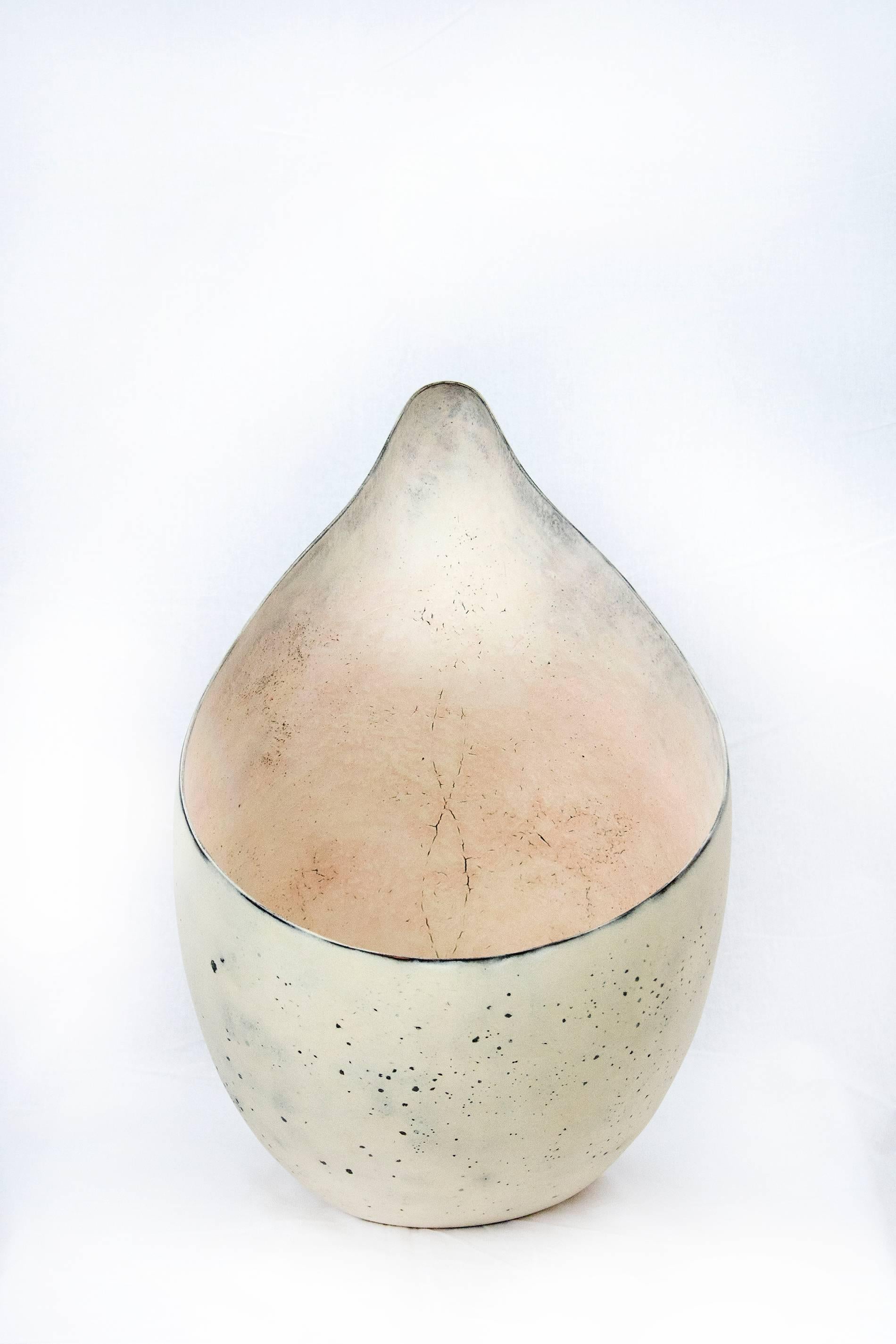 Terra Alba - cremeweißes, von der Natur inspiriertes, tropfenförmiges Keramikgefäß (Zeitgenössisch), Sculpture, von Steven Heinemann