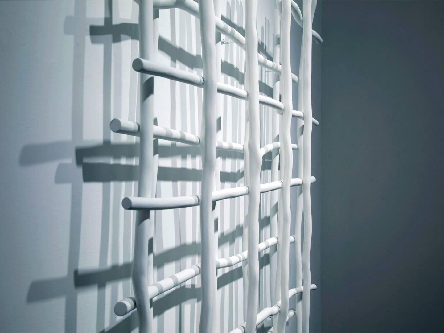 Gridlock II – leuchtende, weiße, sich überschneidende Wandskulptur aus gebogenem Aluminium im Angebot 4