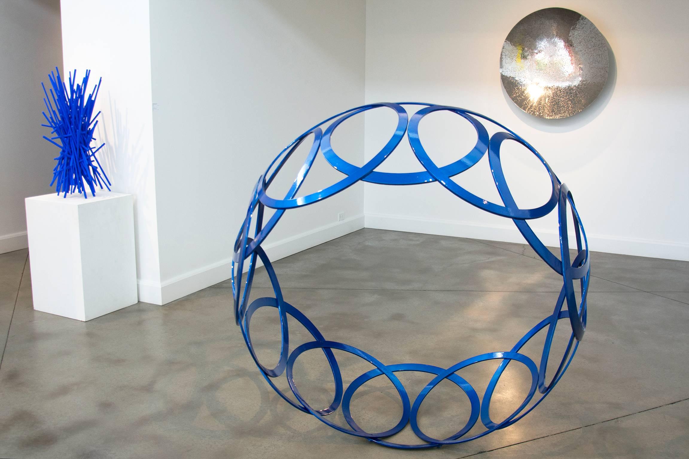 Circular Motion - große, leuchtende blaue, geometrische, abstrakte Skulptur aus beschichtetem Stahl im Angebot 1