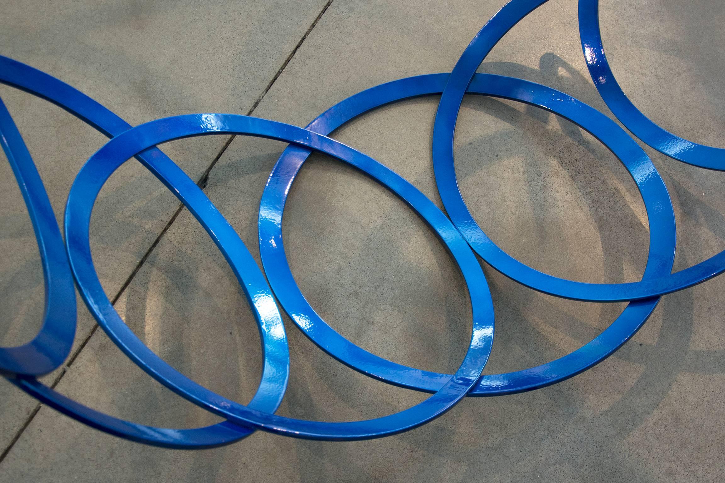 Circular Motion - große, leuchtende blaue, geometrische, abstrakte Skulptur aus beschichtetem Stahl im Angebot 2