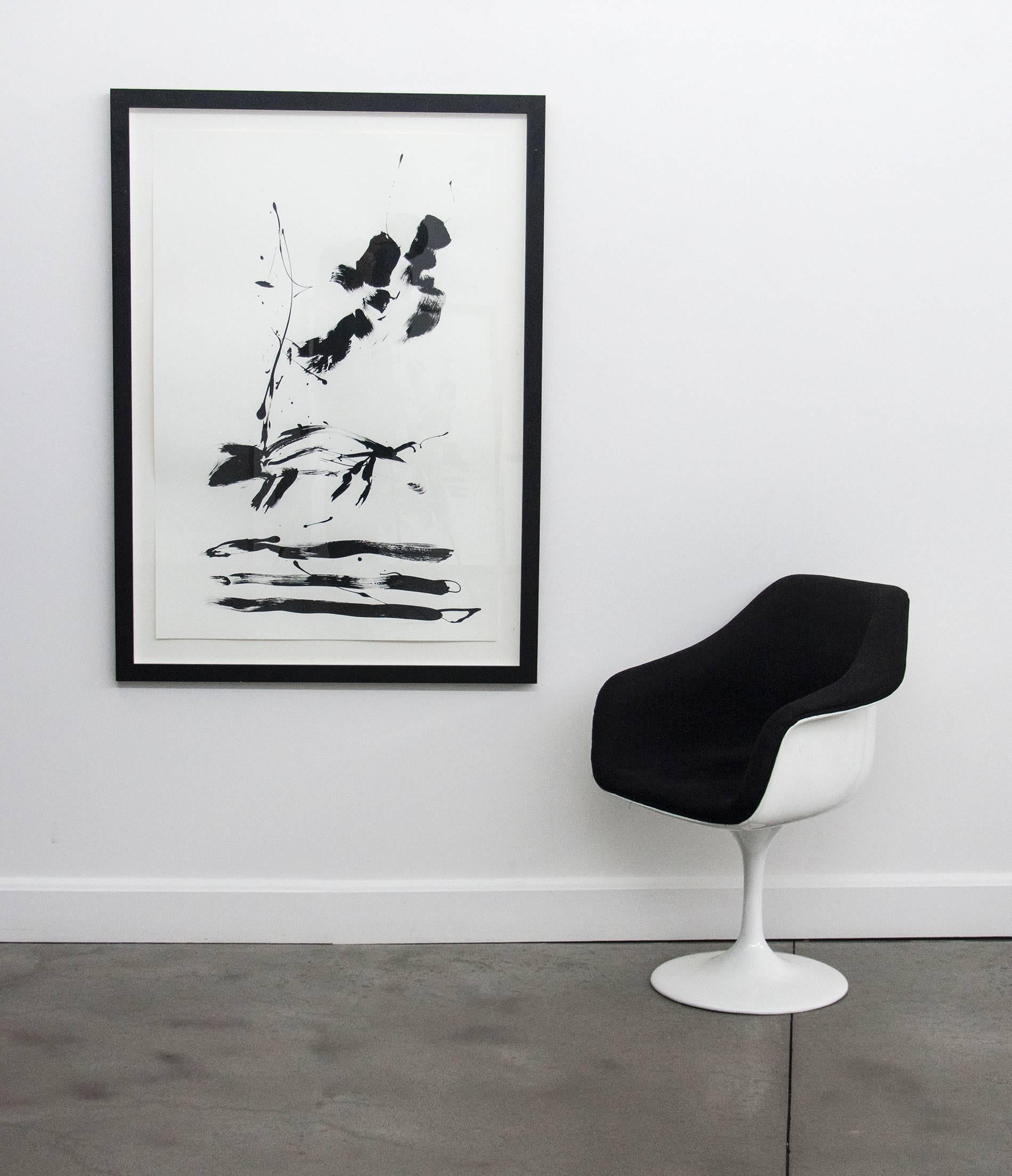 Off the Leash – schwarz-weiß, minimalistisch, figurativ, abstrakt, Tinte auf Papier – Painting von Lynne Fernie