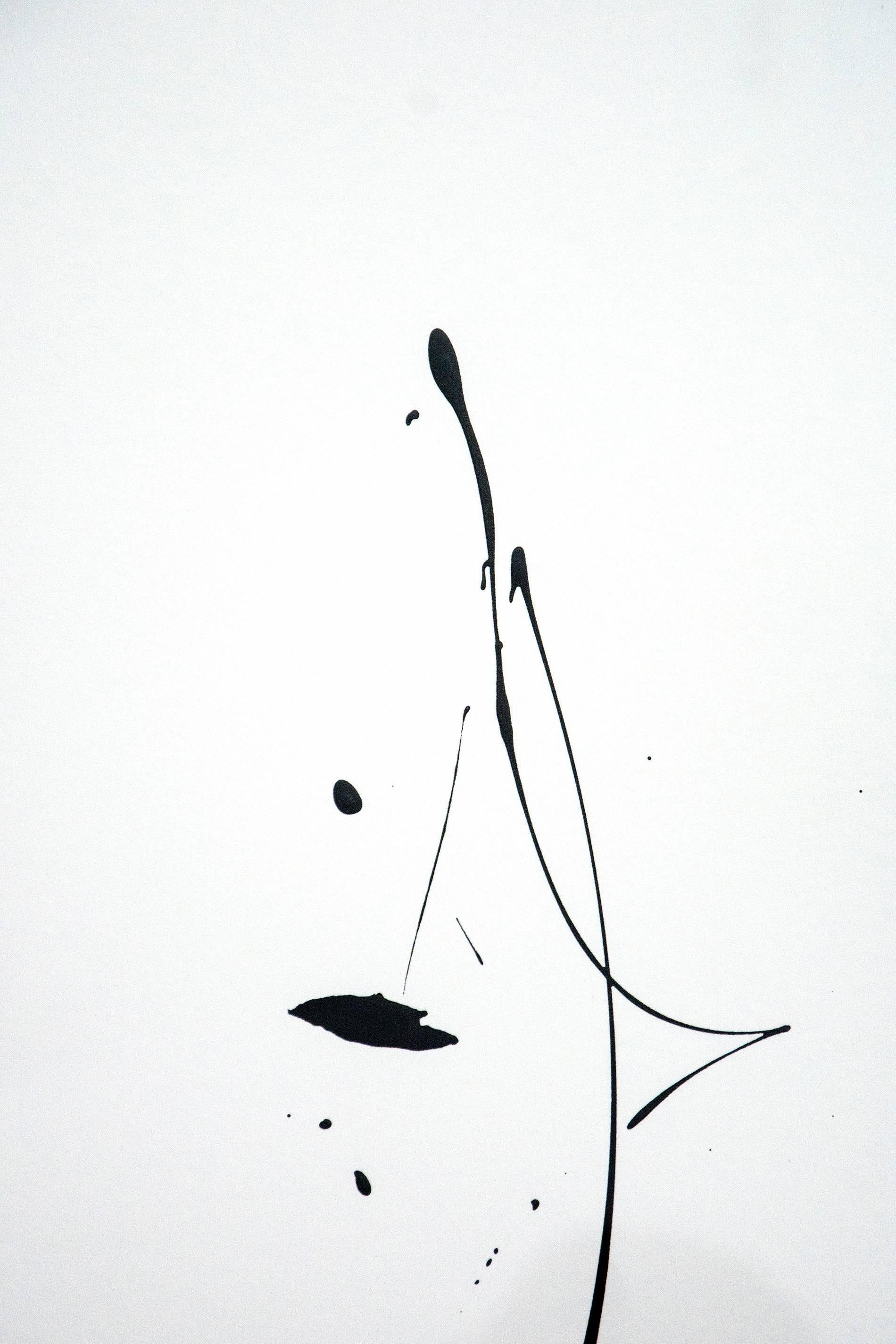 Off the Leash – schwarz-weiß, minimalistisch, figurativ, abstrakt, Tinte auf Papier im Angebot 3