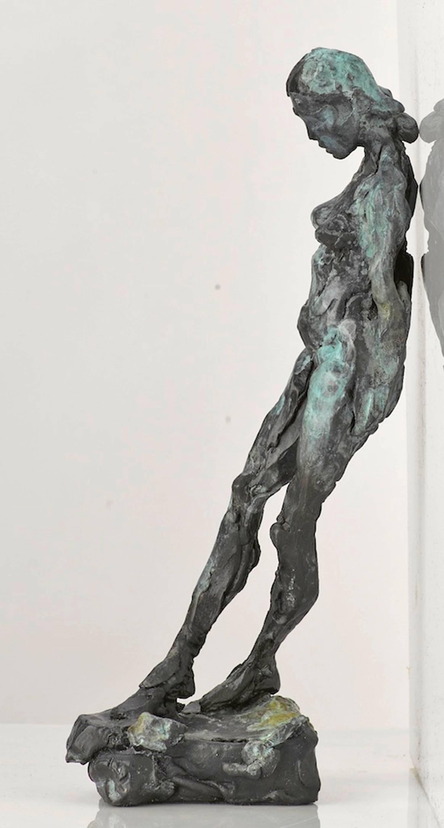 Sculpture XXXII 4/8 - nu, femme allongée, figure en bronze, statuette patinée - Or Figurative Sculpture par Richard Tosczak