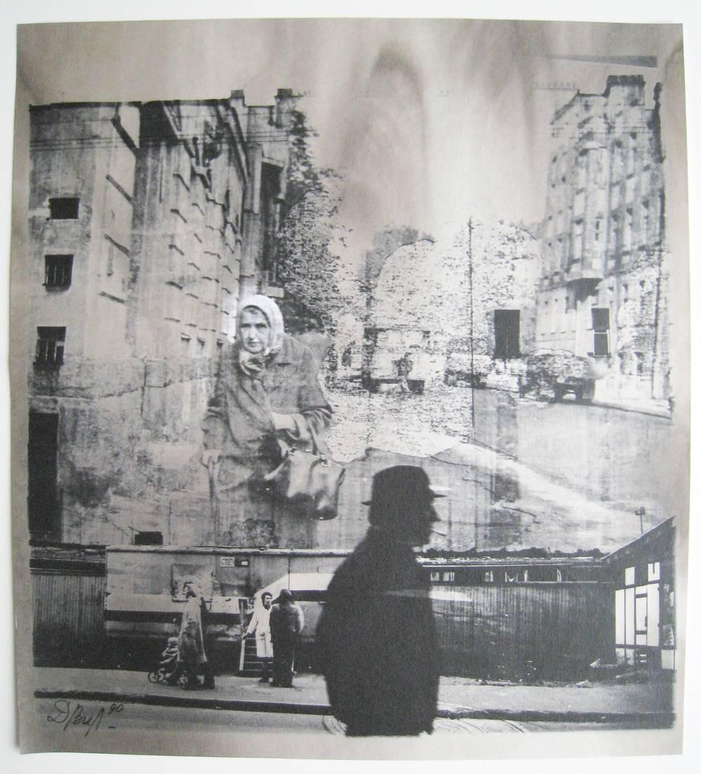 Figurative Print di Dmitry Vilensky - Impressione della città in tonalità marrone.1990 (1982). Due figure alla parete antincendio.