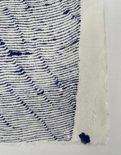 Dunkelblaue Linien auf einer Seite mit Punkten