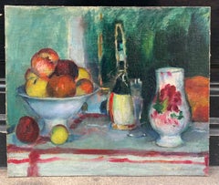 Pommes, bouteille et vase avec des fleurs