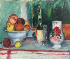 Pommes, bouteille et vase avec des fleurs