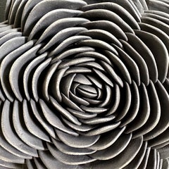 Armeria noire, sculpture murale florale contemporaine en porcelaine noire sculptée à la main